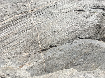 vista de roca gris, rock, sòl, a l'aire lliure, pissarra, naturalesa, arqueologia, calcària, penya-segat, llosa, concret, esport, escalada, esports, fòssil, escalada en roca, sorra, pètal, planta, flor, rock - object, textura, marc complet, fons, sòlid, cap gent, formació de roca, dia, aspre, primer pla, patró, geologia, pedra - objecte, escena no urbana, geografia física, bellesa a la natura, terra, erosionat, gres, efecte texturat, 4K, CC0, domini públic, lliure de regalies