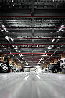 parcheggio interno, mezzi di trasporto, architettura, in casa, modo di trasporto, struttura costruita, veicolo terrestre, veicolo a motore, auto, nessuno, industria, posteggio, fabbrica, costruzione, grande gruppo di oggetti, soffitto, illuminato, di fila, direzione, prospettiva decrescente, Garage per il parcheggio, 4K, CC0, dominio pubblico, privo di copyright