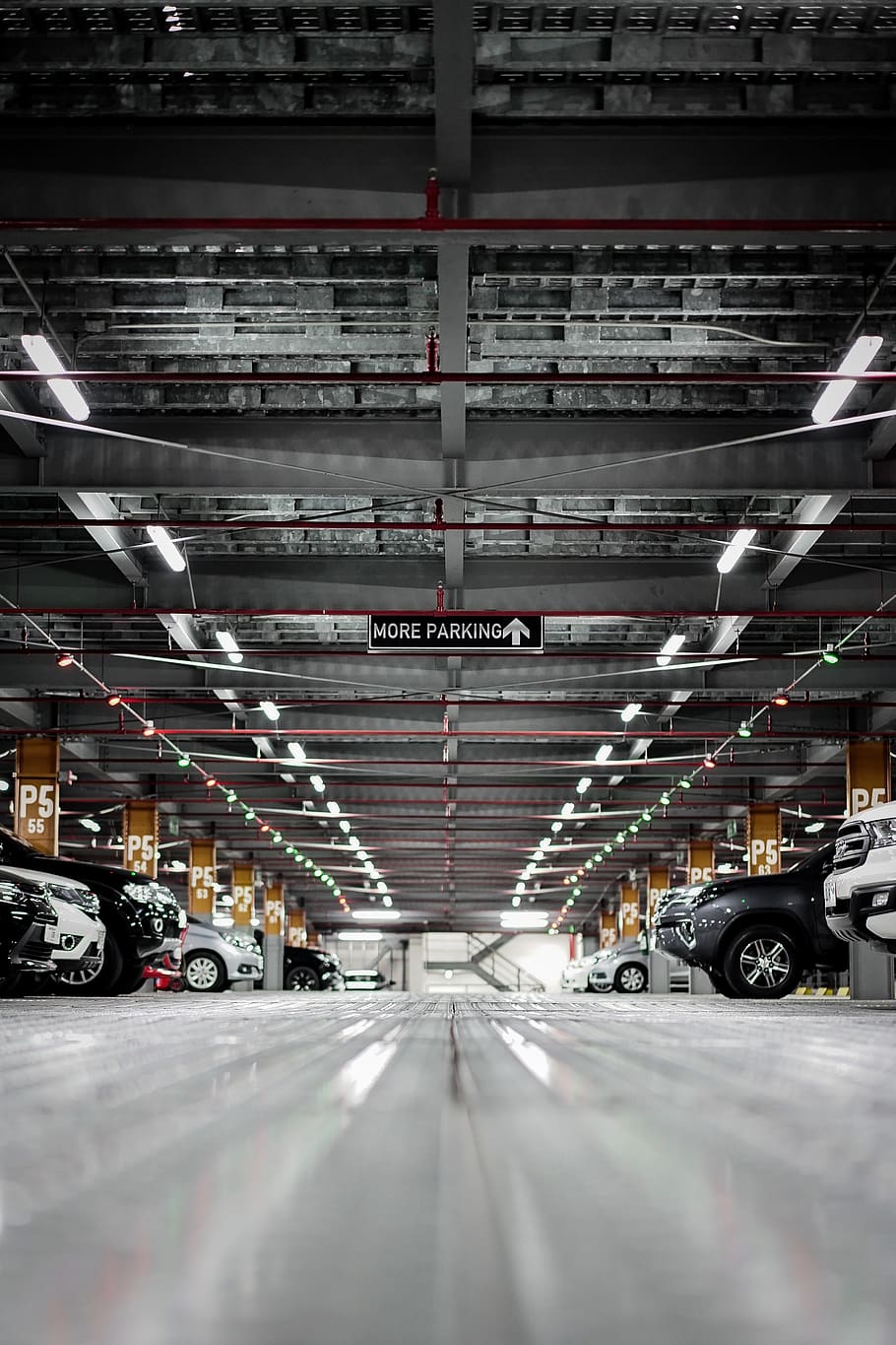 parcheggio interno, mezzi di trasporto, architettura, in casa, modo di trasporto, struttura costruita, veicolo terrestre, veicolo a motore, auto, nessuno, industria, posteggio, fabbrica, costruzione, grande gruppo di oggetti, soffitto, illuminato, di fila, direzione, prospettiva decrescente, Garage per il parcheggio, 4K