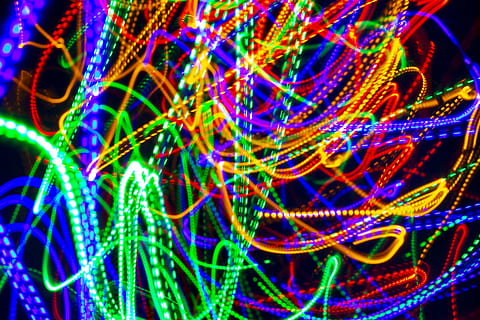multicolor, LED, luz de tira, iluminado, multi color, brillante, tecnología, movimiento, equipo de iluminación, larga exposición, resumen, luz - fenómeno natural, modelo, foto de estudio, futurista, nadie, ligero, fondo negro, color vibrante, noche, conexión, sendero de luz, Luz eléctrica, complejidad, 5K, CC0, dominio público, libre de derechos