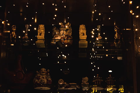 Beleuchtung, Menge, Kristall, Licht, Scheinwerfer, LED, Arcade-Spielautomat, Mahnwache, Bühne, Nachtleben, Krypta, Feuer, Fackel, städtisch, Vergnügungspark, Freizeitpark, Gebäude, Festival, Schatz, die Architektur, beleuchtet, Nacht-, drinnen, Lichtanlage, Restaurant, Dekoration, keine Leute, große gruppe von gegenständen, Flachwinkelansicht, Gruppe, Wahl, menschliche Darstellung, dunkel, Glas - Material, Religion, Geschäft, Anordnung, Lebensstile, Glauben, elektrische Lampe, aufwendig, Luxus, 4K, CC0, gemeinfrei, lizenzfrei