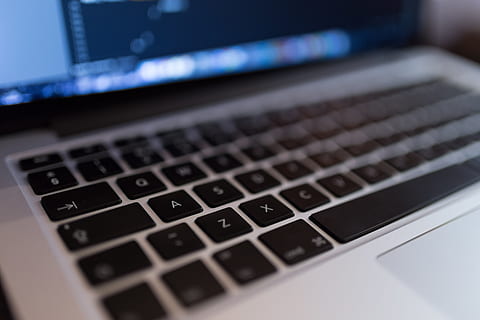 codage, la programmation, travail, macbook, portable, La technologie, affaires, code, ordinateur, fermer, clavier, Technologie sans fil, la communication, lien, équipement informatique, clavier d'ordinateur, à l'intérieur, l'Internet, réseau informatique, mise au point sélective, personne, clé d'ordinateur, Les données, moniteur d'ordinateur, affaire d'entreprise, partie informatique, utilisant un ordinateur portable, communications globales, crime d'ordinateur, 4K, CC0, domaine public, libre de droits