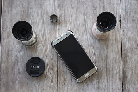 Mauritius, technologia, porozumiewanie się, telefon komórkowy, stół, inteligentny telefon, drewno - materiał, przenośne urządzenie informacyjne, technologia bezprzewodowa, wysoki kąt widzenia, martwa natura, połączenie, Bezpośrednio powyżej, żadnych ludzi, czarny kolor, wewnątrz, ekran, drink, jedzenie i picie, sprzęt, zbliżenie, naciśnij przycisk, akcesoria osobiste, 5K, CC0, domena publiczna, darmowe zdjęcia