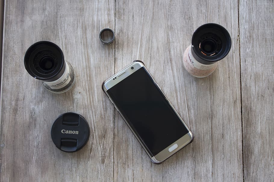 Mauritius, technologia, porozumiewanie się, telefon komórkowy, stół, inteligentny telefon, drewno - materiał, przenośne urządzenie informacyjne, technologia bezprzewodowa, wysoki kąt widzenia, martwa natura, połączenie, Bezpośrednio powyżej, żadnych ludzi, czarny kolor, wewnątrz, ekran, drink, jedzenie i picie, sprzęt, zbliżenie, naciśnij przycisk, akcesoria osobiste, 5K