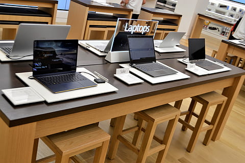 laptop, microsoft, teknologi, datamaskin, vinduer, design, internett, virksomhet, kommunikasjon, applikasjon, pc, moderne, notisbok, mobil, multimedia, musematte, trådløst, tastatur, butikk, app, nettverk, Google, tablett, forbindelse, presentasjon, bord, trådløs teknologi, møbler, skrivebord, sete, stol, innendørs, ingen folk, tre - materiale, data utstyr, utdanning, stor gruppe gjenstander, stilleben, 4K, CC0, offentlig domene, opphavsrett gratis
