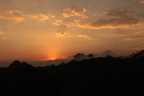 turun, matahari terbenam, gunung berapi, melihat, matahari, langit, bayangan hitam, senja, keindahan di alam, scenics - alam, awan - langit, adegan yang tenang, ketenangan, warna oranye, pohon, gunung, adegan non-urban, idilis, lingkungan Hidup, pemandangan, alam, menanam, tidak ada orang, tanah, terpencil, langit romantis, 5K, CC0, domain publik, bebas royalti