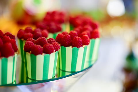 lampone, bacca, vitamine, rosso, salutare, fresco, bio, delizioso, prima colazione, dieta, dolce, vegetariano, menta, ristorazione, luminosa, facile, nutrizione, profumatamente, colorato, cibo e bevande, cibo, cibo dolce, freschezza, frutta, tentazione, concentrarsi sulle conoscenze acquisite, indulgenza, frutti di bosco, avvicinamento, mangiare sano, in casa, nessuno, pronto a mangiare, torta, Cupcake, tavolo, spuntino, 2K, CC0, dominio pubblico, privo di copyright