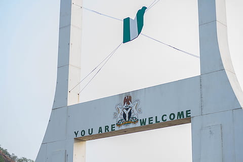 hvid bue, arkitektur, bygning, nigerianske, våbenskjold, regering, Buhari, byport, milepæl, Land, Velkommen, Velkommen til Nigeria, Abuja, Nigeria, Afrika, symbol, tårn, kontorbygning, postkontor, skilt, trekant, tekst, bygget struktur, bygning udvendig, meddelelse, vestlige script, herrer, natur, rigtige mennesker, dag, lav vinkel visning, udendørs, sollys, Kvinder, livsstil, himmel, mennesker, beskæftigelse, 5K, CC0, offentligt domæne, royaltyfrie