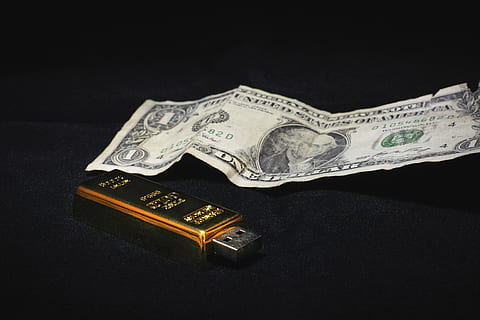 Paměť, usb, fleška, pendrive, ingot, zlato, peníze, finance, dolar, papírové měny, bohatství, měna, podnikání, černé pozadí, studio shot, uvnitř, úspory, dluh, investice, úspěch, kreditní karta, detail, nikdo, ztráta, znak dolaru, vydělávat peníze, luxus, ekonomika, 5K, CC0, veřejná doména, bez autorských práv