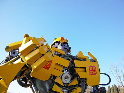 humle, robot, statue, himmel, gul, klar himmel, natur, blå, dag, ingen folk, kopiere plass, moro, solfylt, lav vinkel visning, gruppe av objekter, utendørs, multi farget, sollys, transport, bil, metall, transportmiddel, motorkjøretøy, 2K, CC0, offentlig domene, opphavsrett gratis