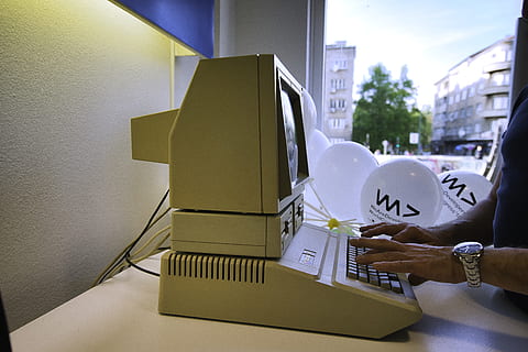 écran, travail, clavier, main, rétro, vieux, développeur, codage, ordinateur personnel, pc, pomme, main humaine, partie du corps humain, structure construite, Vrais gens, une personne, architecture, extérieur du bâtiment, La technologie, affaires, ville, la communication, Bureau, perspective personnelle, doigt, en portant, bâtiment, modes de vie, 8K, CC0, domaine public, libre de droits