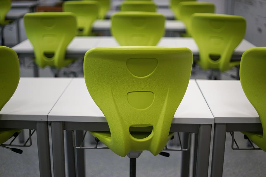 cadires a la taula, banc, cadires, classe, aula, contemporani, escriptori, educació, buit, mobles, verd, a l'interior, disseny d'interiors, llum, modern, plàstic, habitació, fila, escola, seient, forma, color verd, cadira, cap gent, taula, centrar-se en primer pla, absència, comunicació, dia, natura morta, primer pla, en fila, negocis, arranjament, ordre, 5K