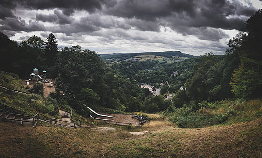 gård, omgivet, træer, skyer, dagslys, miljø, Skov, græs, grøn, landskab, bjerge, natur, naturskøn, syn, himmel, trappe, træ, plante, sky - himmel, bjerg, transportmidler, scenics - natur, skønhed i naturen, dag, arkitektur, høj vinkel visning, ingen mennesker, ro, bygget struktur, vækst, rolig scene, vej, udendørs, 5K, CC0, offentligt domæne, royaltyfrie