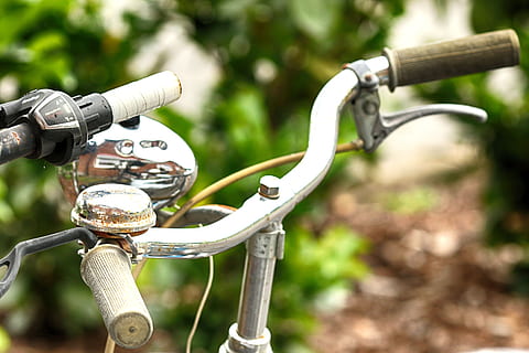 Bici, cicli, biciclette, bicicletta, manubrio, concentrarsi sulle conoscenze acquisite, giorno, metallo, veicolo terrestre, pianta, nessuno, natura, mezzi di trasporto, modo di trasporto, avvicinamento, all'aperto, maniglia, stazionario, albero, luce del sole, parco - spazio creato dall'uomo, parco, rubinetto, color argento, 5K, CC0, dominio pubblico, privo di copyright