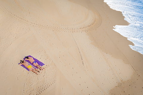 Strand, zwei, Paar, Männer, Touristen, schwimmen, Meer, Wasser, Ozean, Mensch, zusammen, Sand, Sommer-, freunde, Küste, Badehose, sich ausruhen, abseits, Sport, Land, Urlaub, Ausflug, Urlaube, Schönheit in der Natur, Natur, Szenen - Natur, Ruhe, High Angle View, Tag, ruhige Szene, Wassersport, Reise, Menschen, 5K, CC0, gemeinfrei, lizenzfrei