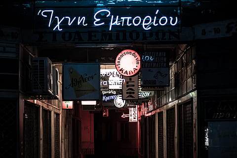 budynek ze światłami, Ateny, znak, Grecja, Miasto, miejski, ulica, restauracja, kawiarnia, ciemny, noc, wieczór, projekt, typografia, światło, neon, na dworze, pub, znak drogowy, sklep, tekst, porozumiewanie się, architektura, zbudowana struktura, na zewnątrz budynku, oświetlony, pismo zachodnie, scenariusz, skrypt niezachodni, żadnych ludzi, wiszące, sprzęt oświetleniowy, Informacja, znak informacyjny, latarnia, czerwony, 2K, CC0, domena publiczna, darmowe zdjęcia