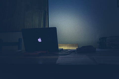 numero, coworking, codificador, criativo, xícara de café, estilista, mesa, Área de Trabalho, lança, lanceiro, quadril, hipster, Instagram, computador portátil, neourban, caderno, escritório, papel, caneta, armazenamento, computador, tecnologia, dentro de casa, ninguém, conexão, tecnologia sem fio, mobília, equipamentos de informática, sala doméstica, ausência, interior de casa, monitor de computador, Sombrio, ainda vida, comunicação, recurso de construção de parede, o negócio, teclado, lâmpada elétrica, 5K, CC0, domínio público, royalty free