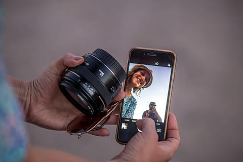 lensa kamera, +, telepon, teknologi, kamera, alat, dslr, iphone, ponsel, foto, juru potret, selfie, kamera - peralatan fotografi, tema fotografi, memotret, peralatan fotografi, memegang, pendudukan, kamera digital, tangan manusia, bagian tubuh manusia, perempuan, aktivitas, dewasa, dua orang, kamera video rumah, tangan, laki-laki, orang-orang, syuting, hubungan pasangan, kamera slr, emosi positif, operator kamera, 4K