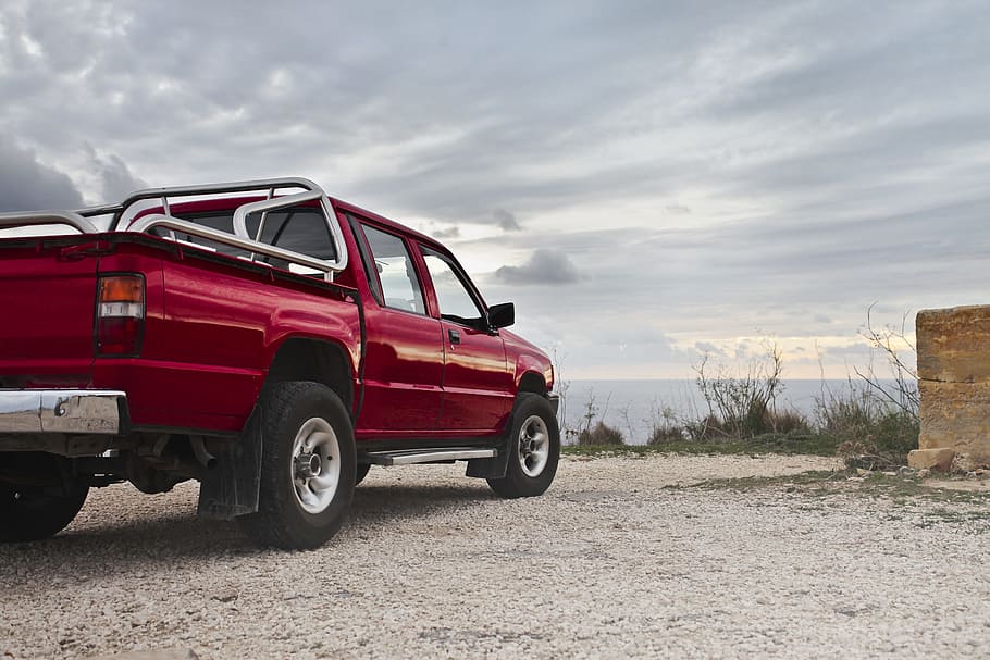 vermell, recollida, camió, aparcat, mar, temps ennuvolat, 4x4, aventura, motor, màquina, a l'aire lliure, viatge de carretera, roques, suv, gres, velocitat, esport, turisme, viatge, roda, desert, acció, autocaravana, càmping de cotxes, extrem, camp, herba, manteniment, automòbil, natural, naturalesa, fora, camioneta, gresca, viatjar, vacances, vehicle, aigua, salvatge, manera de transport, transport, cel, vehicle terrestre, cotxe, núvol - cel, terra, dia, estacionari, cap gent, paisatge, vehicle tot terreny, carretera, vehicle utilitari esportiu, pneumàtic, 2K