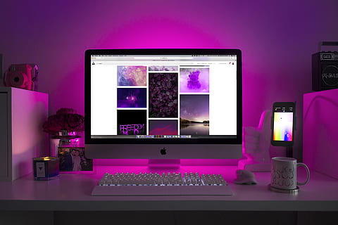 eingeschalteter silberner imac, Technologie, pinke Farbe, lila, Computerbildschirm, drinnen, Computerausrüstung, Computer, keine Leute, Verbindung, Bildschirm, beleuchtet, Tabelle, Gerätebildschirm, Computer Tastatur, Kommunikation, Wohnraum, Lichtanlage, Fernsehgerät, Möbel, Desktop-PC, Flachbildschirm, Tastatur, elektrische Ausrüstung, 4K, CC0, gemeinfrei, lizenzfrei