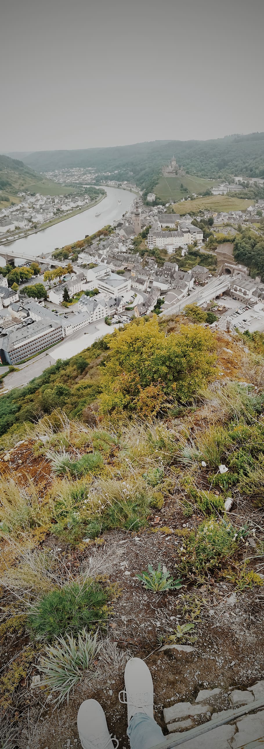 cochem, Deutschland, oben, Berg, Panorama, Wasser, Natur, Himmel, Tag, Szenen - Natur, Land, Schönheit in der Natur, niedriger Abschnitt, menschliches Körperteil, Ruhe, ruhige Szene, menschliches Bein, Meer, Körperteil, Rock, Pflanze, echte Menschen, persönliche Perspektive, draußen, 5K
