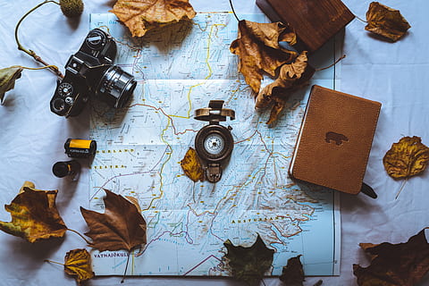 sort, dslr kamera, kort, høj vinkel visning, bord, vejledning, direkte over, stilleben, ingen mennesker, indendørs, retning, papir, verdenskort, navigations kompas, natur, udstyr, træ - materiale, rejse, Brun, udforskning, meddelelse, forberedelse, 8K, CC0, offentligt domæne, royaltyfrie