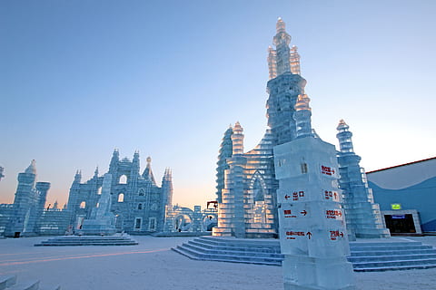 wit Kasteel, gebouw, downtown, stad-, stad, stedelijk, metropolis, architectuur, toren, torenspits, China, buurt, Harbin, winter ijslichten festival, koepel, buitenshuis, sneeuw, ijs-, winter, natuur, buitenkant van het gebouw, ingebouwde structuur, hemel, religie, gebedsruimte, geestelijkheid, geloof, groot hoog, heldere lucht, reisbestemmingen, kantoorgebouw buitenkant, koude temperatuur, dag, reizen, geen mensen, wolkenkrabber, stadsgezicht, 5K, CC0, publiek domein, royaltyvrij