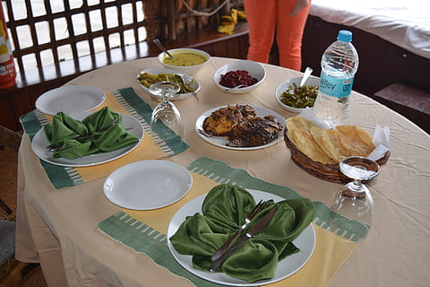 Esstisch, serviert, Lebensmittel, Tabelle, Abendessen, Essen, Mahlzeit, Restaurant, Portion, Küche, Geschirr, Rahmen, Besteck, Mittagessen, Essen und Trinken, Teller, fertig für den Verzehr, Frische, High Angle View, drinnen, gesundes Essen, Schüssel, Wohlbefinden, keine Leute, Serviergröße, Glas, Stillleben, Getränk, Essgeschirr, Blatt, Küchenutensilien, 5K, CC0, gemeinfrei, lizenzfrei