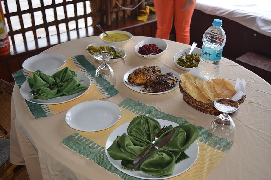 Esstisch, serviert, Lebensmittel, Tabelle, Abendessen, Essen, Mahlzeit, Restaurant, Portion, Küche, Geschirr, Rahmen, Besteck, Mittagessen, Essen und Trinken, Teller, fertig für den Verzehr, Frische, High Angle View, drinnen, gesundes Essen, Schüssel, Wohlbefinden, keine Leute, Serviergröße, Glas, Stillleben, Getränk, Essgeschirr, Blatt, Küchenutensilien, 5K