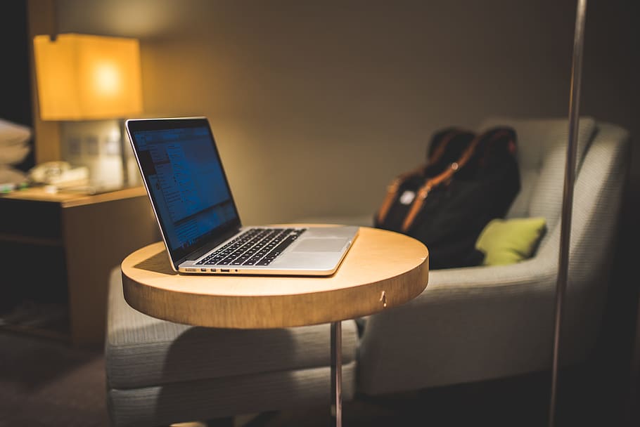 ordinador, viatjar, hotel, motxilla, MacBook, tecnologia, negocis, treball, habitació, nit, tarda, llum, taula, sofà, tecnologia sense fils, portàtil, connexió, comunicació, a l'interior, interior de casa, il·luminat, centrar-se en primer pla, usant portàtil, seient, mobles, cadira, una persona, dispositiu d’informació portàtil, assegut, absència, navegar per la xarxa, 4K