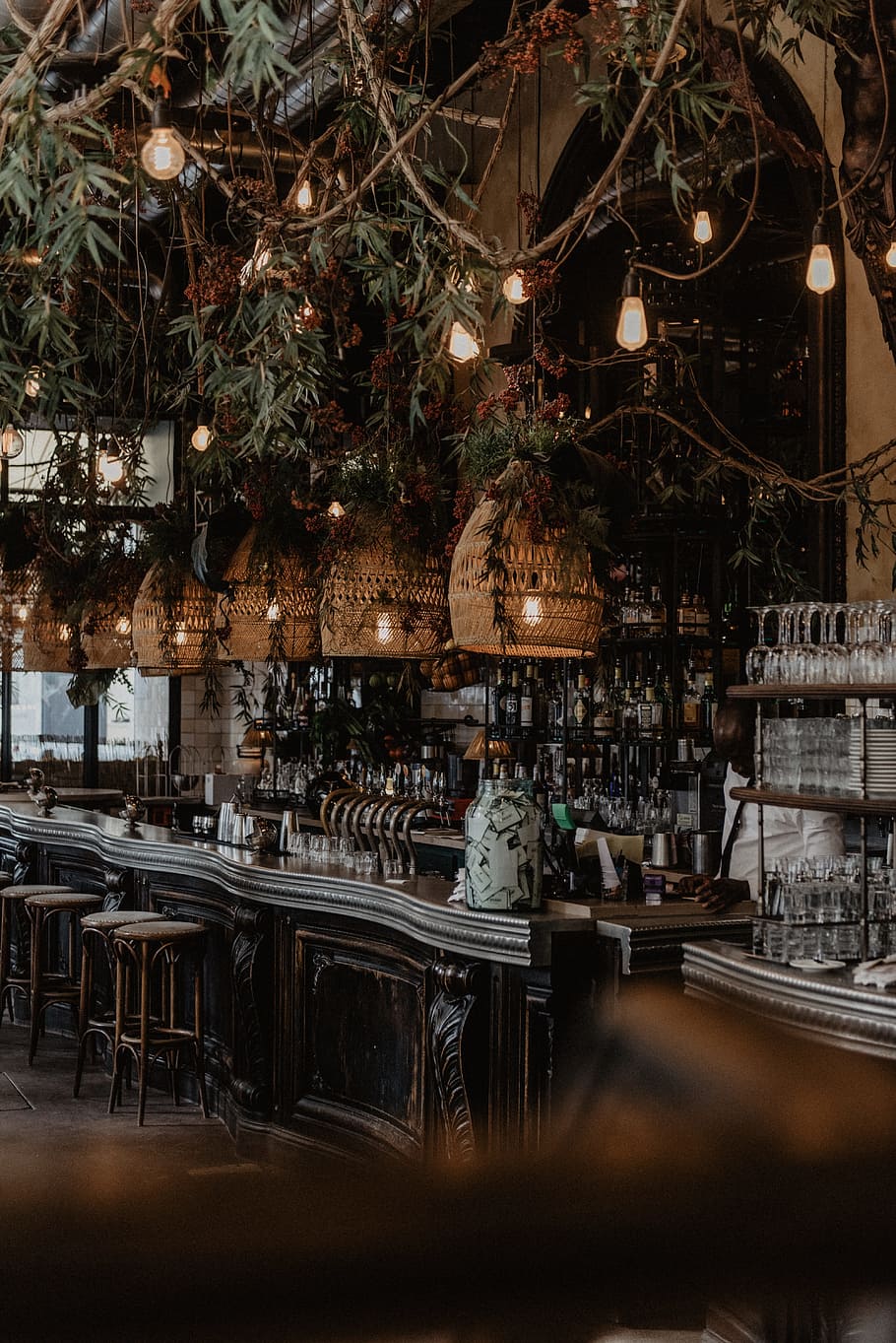hnědé závěsné světlo, restaurace, bar, kavárna, líný, strom, , čaj, napít se, útulný, Paříž, pivnice, káva, láhev na alkohol, závěsné světlo, francouzská kavárna, sedadlo, stůl, podnikání, rostlina, architektura, noc, židle, svítí, stavba, sedící, bar - pití, prázdný, absence, exteriér budovy, Příroda, nábytek, venku, barový pult, nastavení, 5K