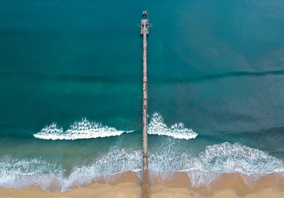 Antenne, Aussicht, Strand, Dock, Ozean, Seebrücke, Sand, Meer, Seeschaum, seelandschaft, Sommer-, Urlaub, Wasser, Wellen, Bewegung, Natur, Sport, Tag, Welle, draußen, Wassersport, keine Leute, Geschwindigkeit, High Angle View, Schönheit in der Natur, Szenen - Natur, Ufergegend, wolke - himmel, türkisfarben, 4K