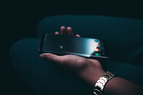 osoba, trzymać, włączone, czarny, Android smartphone, komórka, porozumiewanie się, połączenie, ciemny, urządzenie, elektronika, dłoń, sieć, przenośny, ekran, smartfon, technologia, kciuk przez, dotknąć, bezprzewodowy, technologia bezprzewodowa, jedna osoba, ludzka ręka, inteligentny telefon, telefon komórkowy, przenośne urządzenie informacyjne, prawdziwi ludzie, część ludzkiego ciała, zbliżenie, czynność, styl życia, tematy fotograficzne, za pomocą telefonu, wewnątrz, palec, czarne tło, serfować po sieci, 5K, CC0, domena publiczna, darmowe zdjęcia