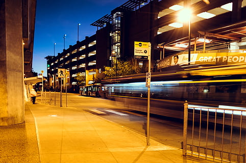 bro, buss, sluta, solnedgång, tömma, parcade, rör på sig, kasino, arkitektur, upplyst, transport, byggd struktur, transportsätt, stad, byggnad exteriör, natt, gata, rörelse, järnvägstransport, suddig rörelse, lång exponering, kollektivtrafik, utomhus, gatubelysning, fart, väg, tillfälliga människor, tåg, 4K, CC0, offentligt domän, royaltyfria