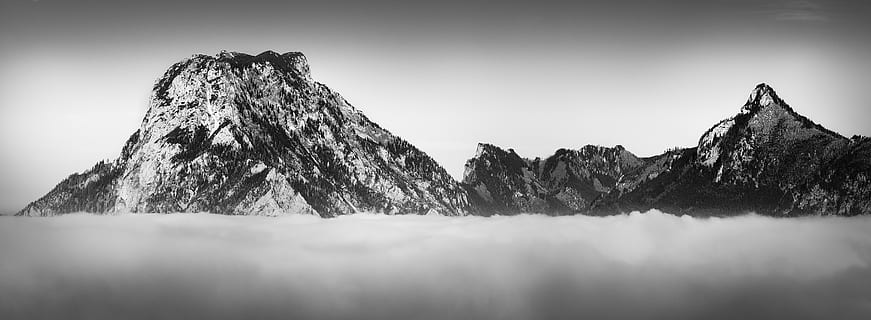 chaîne de montagnes, des nuages, la nature, Montagne, en plein air, de pointe, L'Autriche, Météo, gris, brouillard, traunkirchen, Sonnstein Weg, paysage, panoramique, contraste, Traunstein, haute autriche, archaïque, b + w, rock - objet, Roche, ciel, solide, paysages - nature, beauté dans la nature, environnement, personne, sommet de la montagne, tranquillité, scène tranquille, nuage - ciel, falaise, neige, 8K, CC0, domaine public, libre de droits