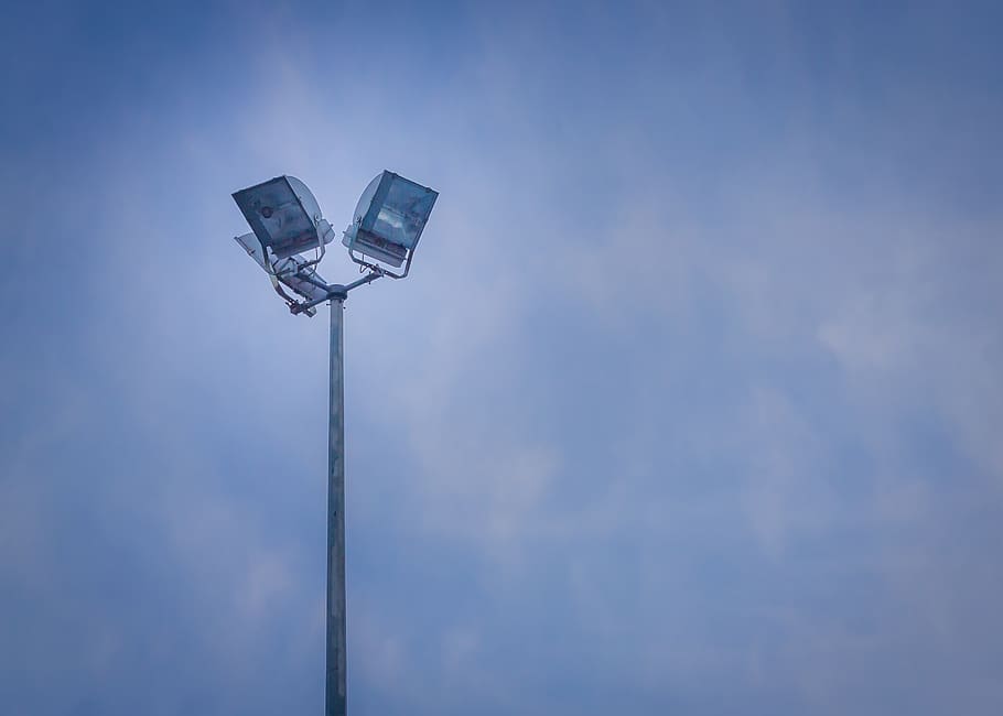 blau, cel, núvols, llums, fanal, llums de punt, vista d’angle baix, equips d’il·luminació, projector, núvol - cel, llum del carrer, carrer, pol, naturalesa, cap gent, alta - alta, dia, a l'aire lliure, llum, llum elèctrica, electricitat, bellesa a la natura, metall, llum de gas, equipament elèctric, 2K