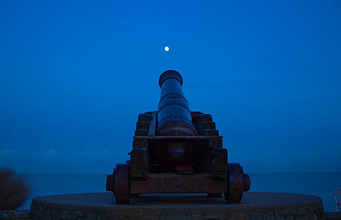canone rosso, cannone, Luna, notte, sparare, cielo, acqua, blu, mare, il passato, storia, natura, nessuno, scenics - natura, architettura, scena tranquilla, conflitto, arma, guerra, combattente, la tranquillità, all'aperto, orizzonte sull'acqua, 2K, CC0, dominio pubblico, privo di copyright