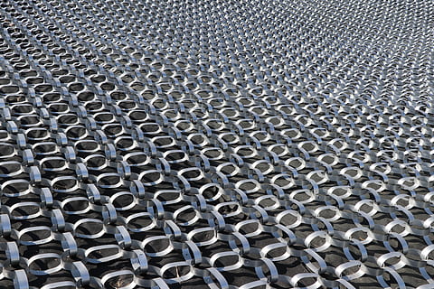 blockchain, nätverk, data, teknologi, kryptovaluta, förbindelse, konst, skulptur, bakgrunder, full ram, metall, mönster, texturerad, industri, inget folk, stål, silverfärgad, upprepning, närbild, legering, stor grupp av objekt, silver - metall, inomhus, på rad, form, rostfritt stål, grå, metallindustrin, krom, texturerad effekt, 5K, CC0, offentligt domän, royaltyfria