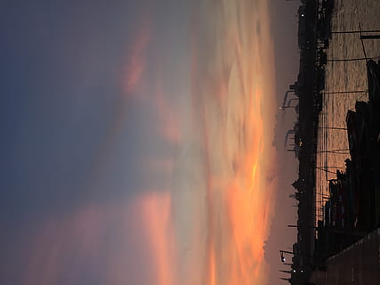 Indonesien, Gresik Regentschaft, Wasser, Sonnenuntergang, Natur, Gebäudehülle, Himmel, orange Farbe, keine Leute, die Architektur, Schönheit in der Natur, gebaute Struktur, Reflexion, Szenen - Natur, draußen, wolke - himmel, Stadt, Gebäude, Rauch - physische Struktur, Reise, Umgebung, Kraft in der Natur, 2K, CC0, gemeinfrei, lizenzfrei