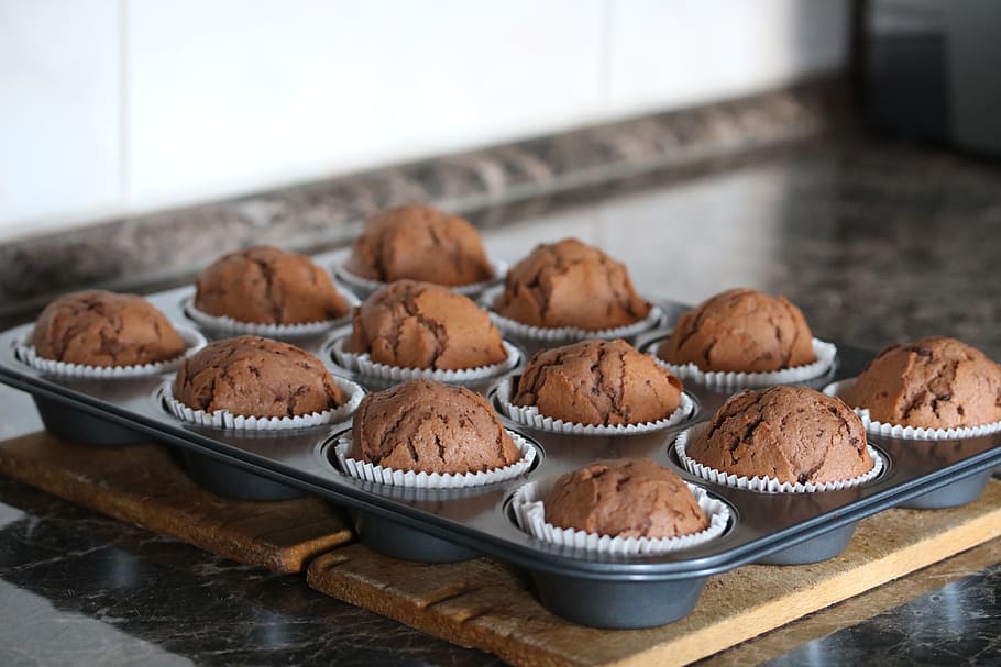 muffin, full, cocció, postres, menjar, menjar i beguda, menjar dolç, frescor, dolç, al forn, cupcake, pastís, indulgència, temptació, a l'interior, cap gent, enfocament selectiu, gran grup d'objectes, safata, en fila, xocolata, natura morta, taulell de la cuina, preparació, xemeneia, rack de refrigeració, titular de cupcake, berenar, 4K