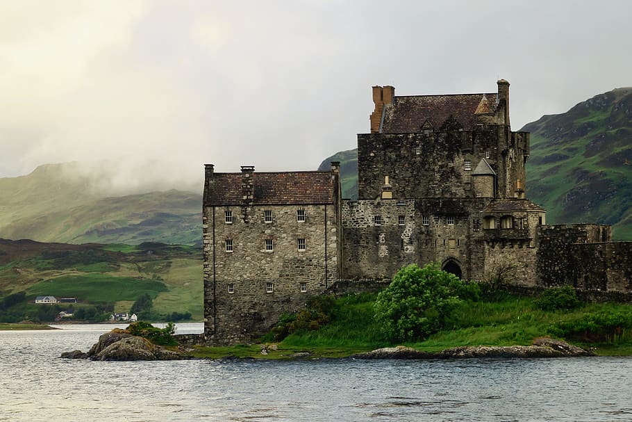 grigio, castello, riva, architettura, struttura costruita, esterno dell'edificio, montagna, acqua, costruzione, cielo, storia, natura, il passato, viaggio, lungomare, giorno, vecchio, forte, bellezza nella natura, destinazioni di viaggio, scenics - natura, nessuno, all'aperto, 2K