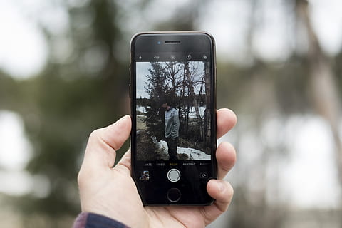 iphone, kamera, smartphone, mobil, mobiltelefon, æble, billede, telefon, Skov, vinter, mand, uld, hånd, menneskelig hånd, bedrift, fotografering temaer, menneskelig kropsdel, en person, fokus på forgrunden, smart telefon, fotografere, teknologi, bærbar informationsenhed, skærm, trådløs teknologi, rigtige mennesker, meddelelse, dag, aktivitet, livsstil, natur, udendørs, finger, 5K, CC0, offentligt domæne, royaltyfrie