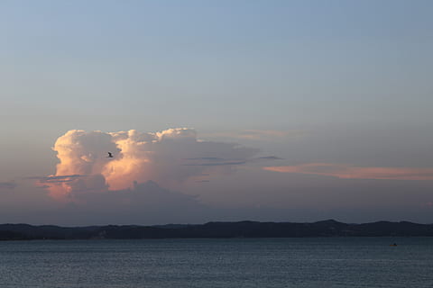 núvol, mar, oceà, cel, fantasia, sol, estiu, pau, naturalesa, aigua, gaudeix, marina, paisatge, escenics - natura, bellesa a la natura, posta de sol, escena tranquil·la, núvol - cel, tranquil·litat, cap gent, muntanya, escena no urbana, fum - estructura física, davant del mar, color taronja, a l'aire lliure, idíl·lic, còpia espai, Pol · lució, 5K, CC0, domini públic, lliure de regalies