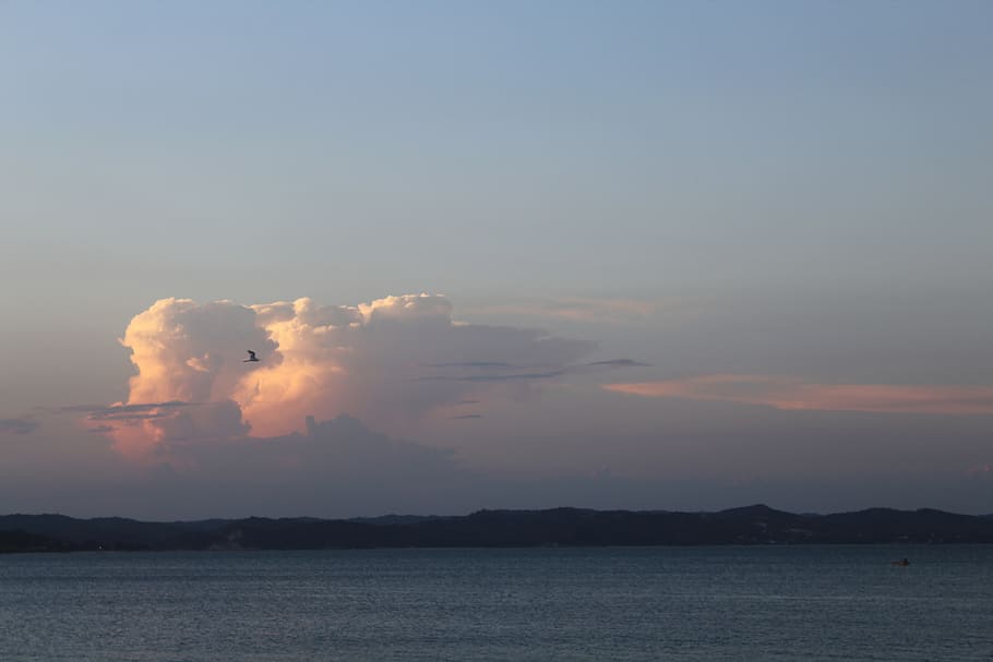 núvol, mar, oceà, cel, fantasia, sol, estiu, pau, naturalesa, aigua, gaudeix, marina, paisatge, escenics - natura, bellesa a la natura, posta de sol, escena tranquil·la, núvol - cel, tranquil·litat, cap gent, muntanya, escena no urbana, fum - estructura física, davant del mar, color taronja, a l'aire lliure, idíl·lic, còpia espai, Pol · lució, 5K