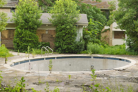buit, piscina rodona, pati posterior, a l'aire lliure, naturalesa, piscina, aigua, llosa, pati, jardí, planta, planta en test, gerro, jar, ceràmica, edifici, guanyador de la natura, piscina buida, urbex, arbres, dallas, arquitectura, estructura construïda, exterior de l'edifici, dia, creixement, arbre, color verd, cap gent, casa, herba, barri residencial, davant o pati del darrere, llac, aigua que flueix, 2K, CC0, domini públic, lliure de regalies