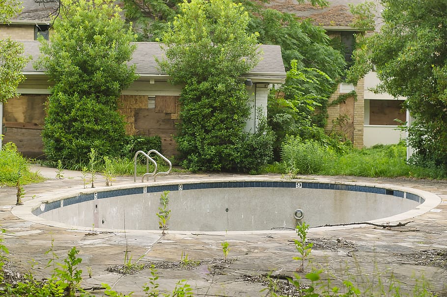 buit, piscina rodona, pati posterior, a l'aire lliure, naturalesa, piscina, aigua, llosa, pati, jardí, planta, planta en test, gerro, jar, ceràmica, edifici, guanyador de la natura, piscina buida, urbex, arbres, dallas, arquitectura, estructura construïda, exterior de l'edifici, dia, creixement, arbre, color verd, cap gent, casa, herba, barri residencial, davant o pati del darrere, llac, aigua que flueix, 2K