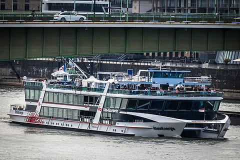 excursion ship, ship, excursion steamer, boat, river, bridge, means of transport, more, recovery, vacations, sightseeing, leisure, relaxation, nautical vessel, transportation, mode of transportation, water, built structure, architecture, group of people, moored, travel, day, nature, waterfront, large group of people, building exterior, outdoors, crowd, incidental people, passenger craft, luxury, cruise ship, 4K, CC0, public domain, royalty free