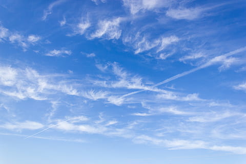 cel, núvol, núvol - cel, blau, bellesa a la natura, naturalesa, fons, cap gent, pista de vapor, medi ambient, vista d’angle baix, Color blanc, dia, cloudscape, atmosfera, a l'aire lliure, vent, meteorologia, Wispy, netejar, 5K, CC0, domini públic, lliure de regalies