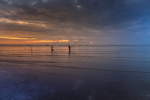 Menschen, Stehen, Ozean, halten, Fischnetze, hinterleuchtet, Strand, Ruhe, Wolken, Dämmerung, Abend, Fischer, Angeln, Horizont, Landschaft, Natur, Reflexion, Sand, szenisch, Meer, seelandschaft, Himmel, Sommer-, Sonne, Sonnenaufgang, Sonnenuntergang, Reise, Wasser, wolke - himmel, Schönheit in der Natur, Szenen - Natur, Horizont über Wasser, ruhige Szene, Land, idyllisch, Nicht-städtische Szene, keine Leute, Fernbedienung, draußen, 8K, CC0, gemeinfrei, lizenzfrei