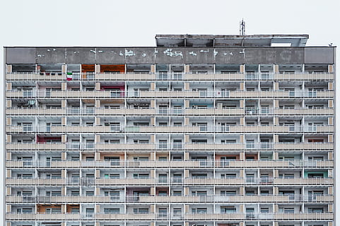 arhitektūra, ēka, infrastruktūru, struktūru, dibināšana, dzīvoklis, logi, condominium, viesnīca, ēkas ārpuse, uzbūvēta struktūra, logu, dzīvojamais rajons, pilsēta, dienā, nav cilvēku, debesis, rindā, skaidras debesis, raksturs, zems leņķa skats, ārā, modeli, balkons, pilna kadra, 4K, CC0, publiskais domēns, bez atlīdzības